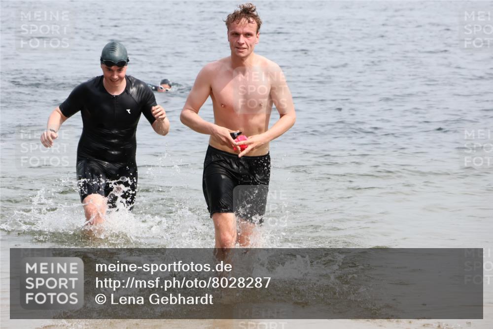 15.06.2025 - 27. Vierlanden-Triathlon Lena Gebhardt http://msf.ph/oto/8028287 15.06.2025 11:02:14 Schwimmen 687, 734, 851 meine-sportfotos.de