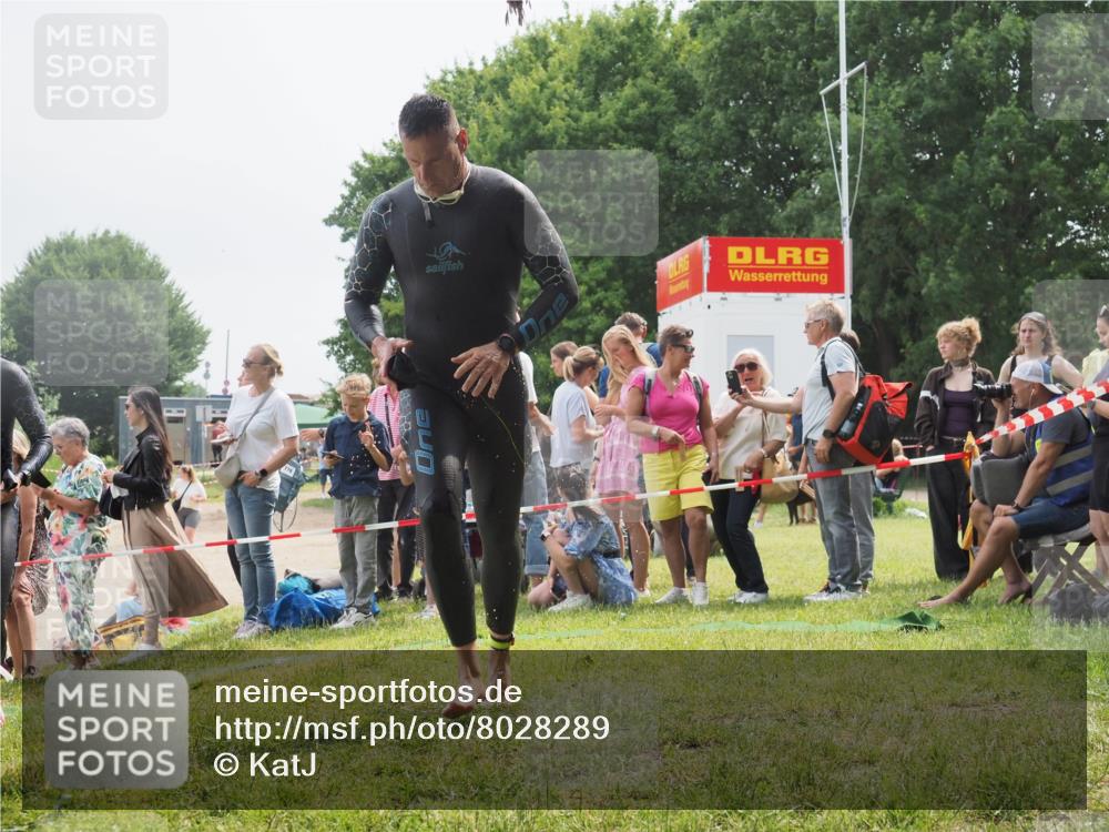 15.06.2025 - 27. Vierlanden-Triathlon KatJ http://msf.ph/oto/8028289 15.06.2025 11:02:40 Schwimmen 672, 696, 728, 868 meine-sportfotos.de