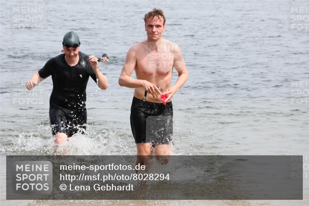 15.06.2025 - 27. Vierlanden-Triathlon Lena Gebhardt http://msf.ph/oto/8028294 15.06.2025 11:02:14 Schwimmen 687, 734, 851 meine-sportfotos.de