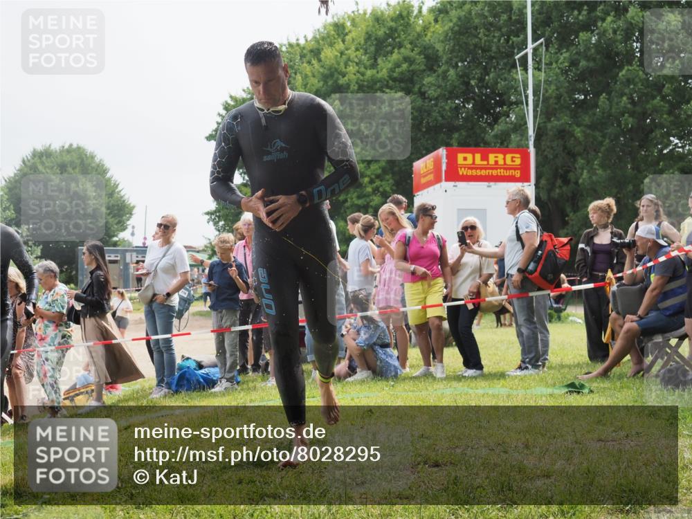 15.06.2025 - 27. Vierlanden-Triathlon KatJ http://msf.ph/oto/8028295 15.06.2025 11:02:40 Schwimmen 672, 696, 728, 868 meine-sportfotos.de