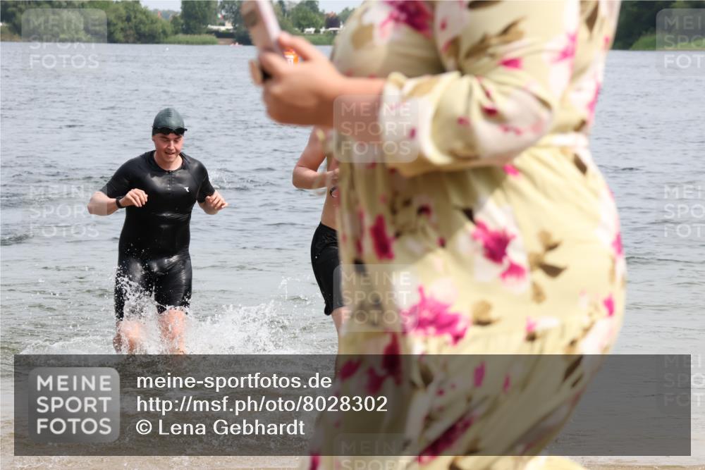 15.06.2025 - 27. Vierlanden-Triathlon Lena Gebhardt http://msf.ph/oto/8028302 15.06.2025 11:02:15 Schwimmen 687, 734, 851 meine-sportfotos.de