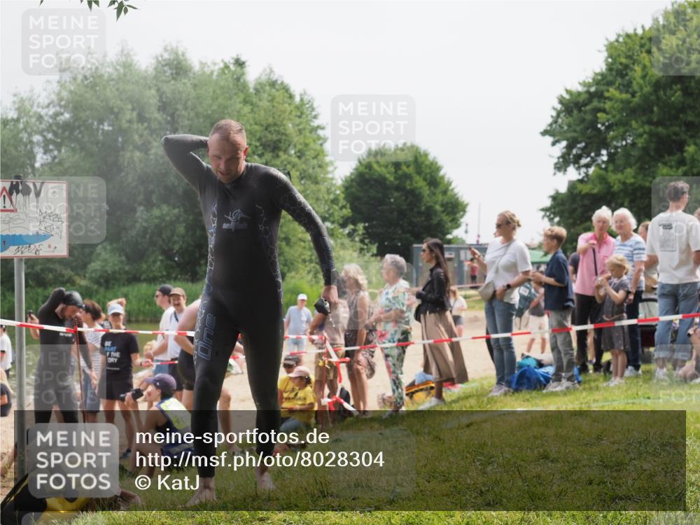 15.06.2025 - 27. Vierlanden-Triathlon KatJ http://msf.ph/oto/8028304 15.06.2025 11:02:42 Schwimmen 672, 696, 728, 868 meine-sportfotos.de