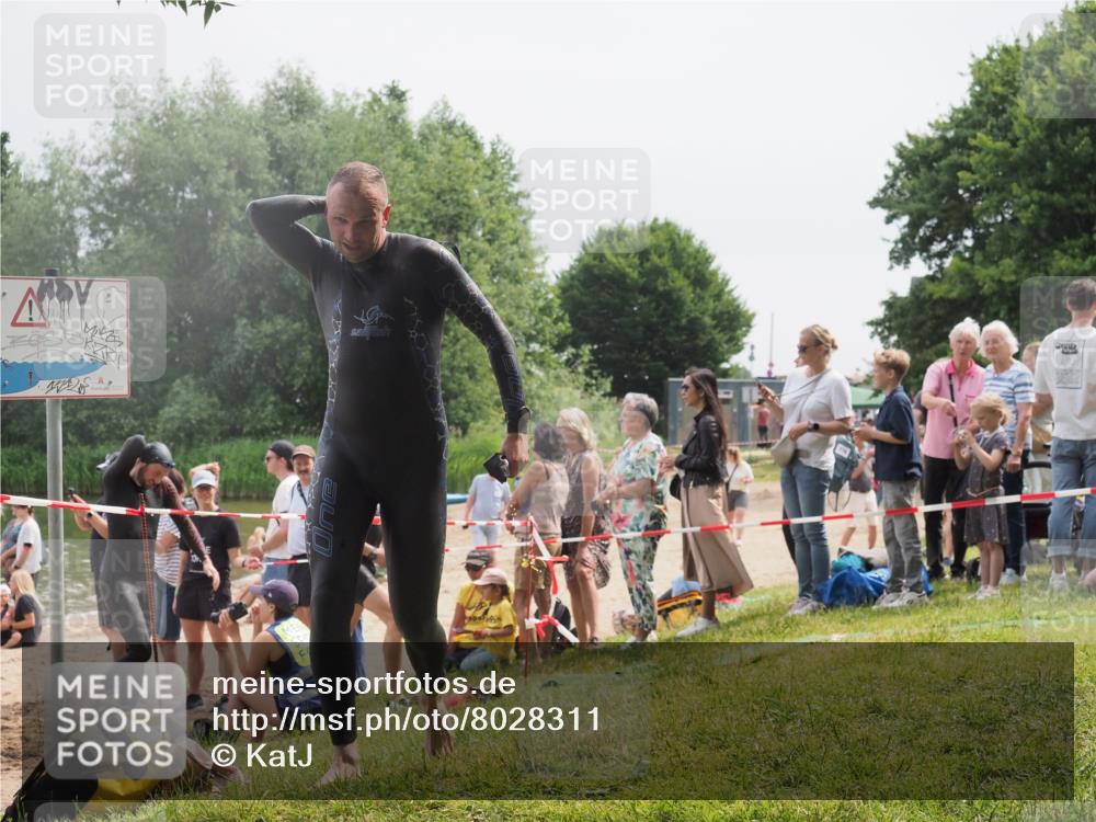 15.06.2025 - 27. Vierlanden-Triathlon KatJ http://msf.ph/oto/8028311 15.06.2025 11:02:42 Schwimmen 672, 696, 728, 868 meine-sportfotos.de