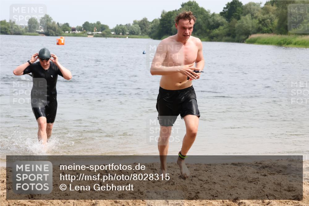 15.06.2025 - 27. Vierlanden-Triathlon Lena Gebhardt http://msf.ph/oto/8028315 15.06.2025 11:02:17 Schwimmen 687, 734, 851 meine-sportfotos.de