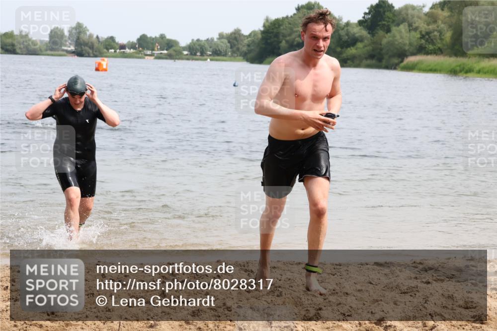 15.06.2025 - 27. Vierlanden-Triathlon Lena Gebhardt http://msf.ph/oto/8028317 15.06.2025 11:02:17 Schwimmen 687, 734, 851 meine-sportfotos.de