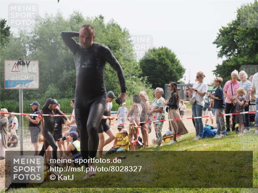15.06.2025 - 27. Vierlanden-Triathlon KatJ http://msf.ph/oto/8028327 15.06.2025 11:02:43 Schwimmen 672, 696, 728, 868 meine-sportfotos.de