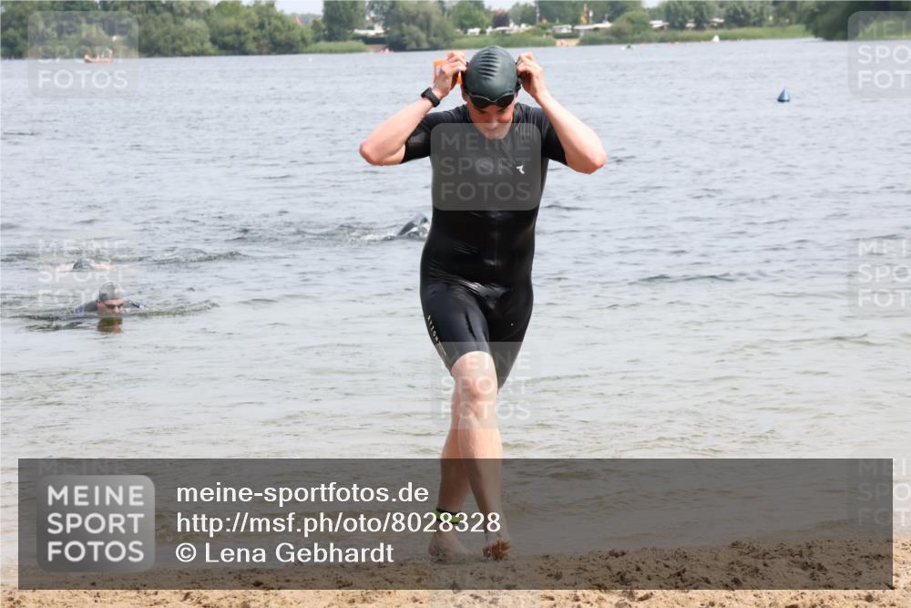 15.06.2025 - 27. Vierlanden-Triathlon Lena Gebhardt http://msf.ph/oto/8028328 15.06.2025 11:02:18 Schwimmen 687, 734, 851 meine-sportfotos.de