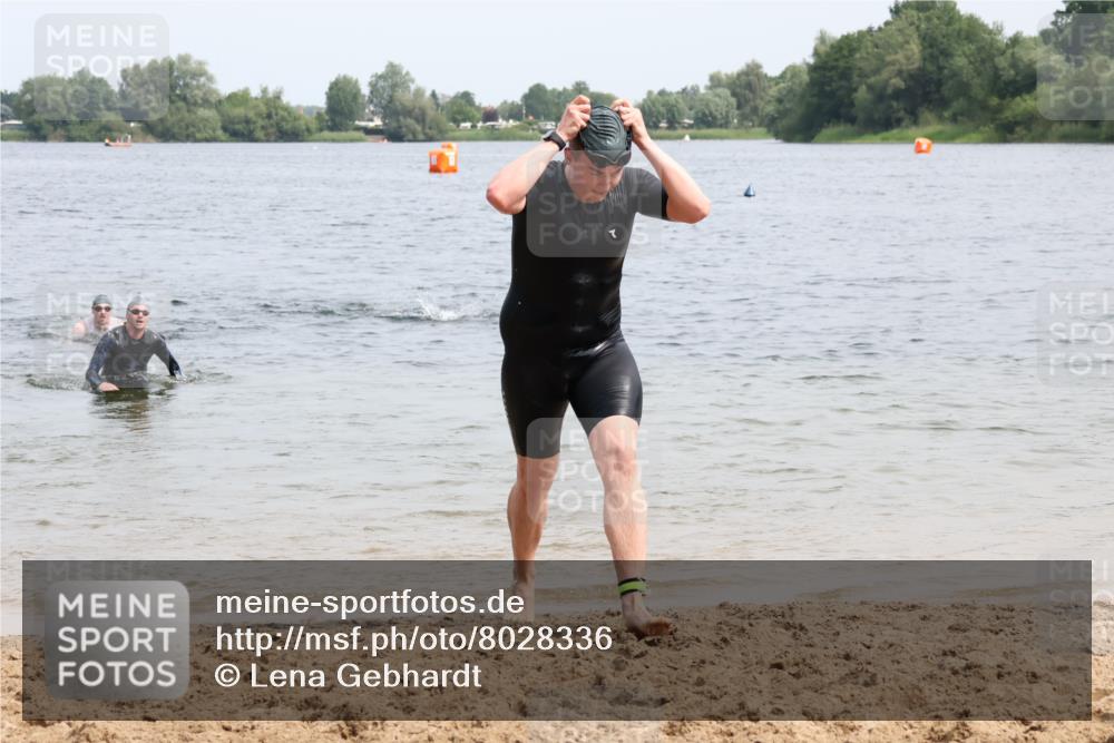 15.06.2025 - 27. Vierlanden-Triathlon Lena Gebhardt http://msf.ph/oto/8028336 15.06.2025 11:02:18 Schwimmen 687, 734, 851 meine-sportfotos.de