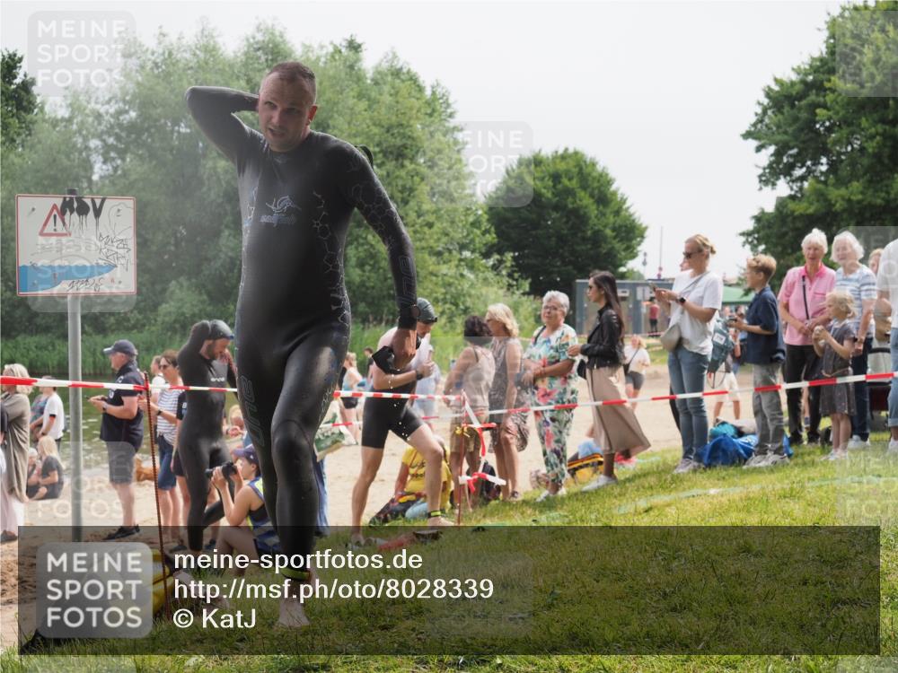 15.06.2025 - 27. Vierlanden-Triathlon KatJ http://msf.ph/oto/8028339 15.06.2025 11:02:43 Schwimmen 672, 696, 728, 868 meine-sportfotos.de