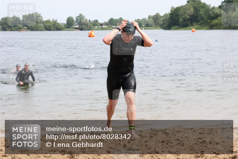 15.06.2025 - 27. Vierlanden-Triathlon Lena Gebhardt http://msf.ph/oto/8028342 15.06.2025 11:02:19 Schwimmen 687, 734, 851 meine-sportfotos.de
