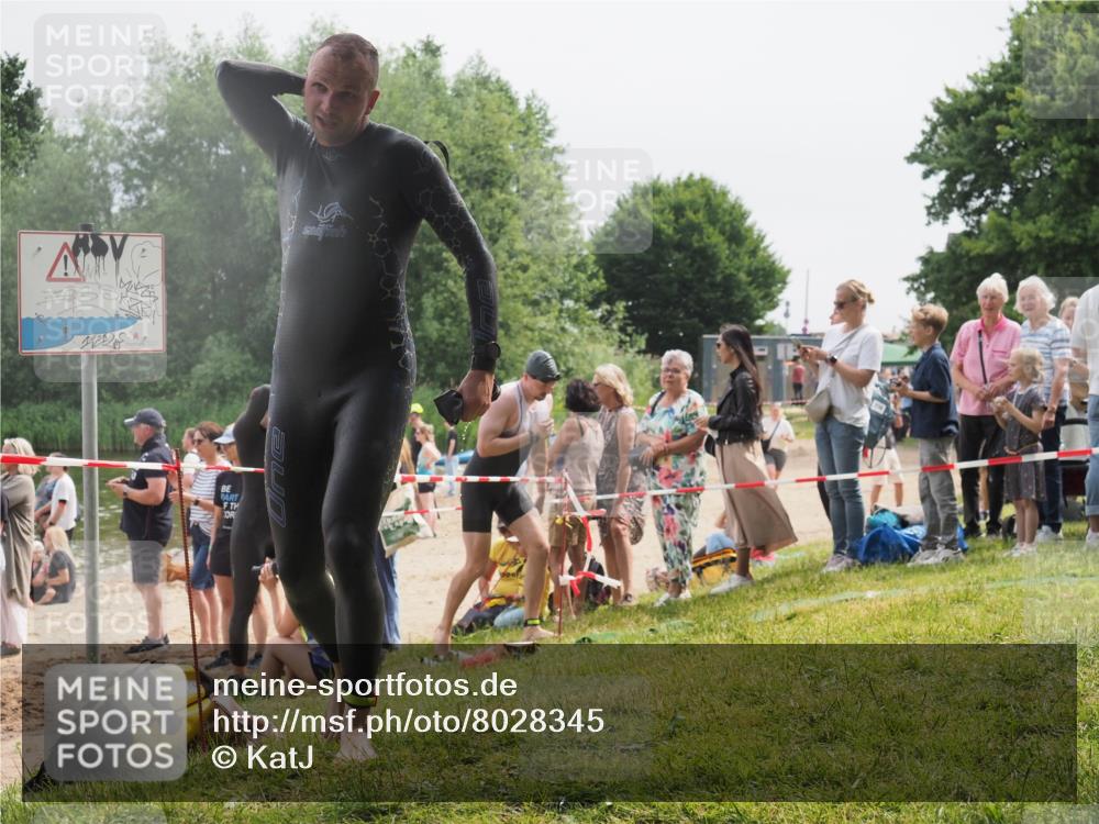15.06.2025 - 27. Vierlanden-Triathlon KatJ http://msf.ph/oto/8028345 15.06.2025 11:02:43 Schwimmen 672, 696, 728, 868 meine-sportfotos.de