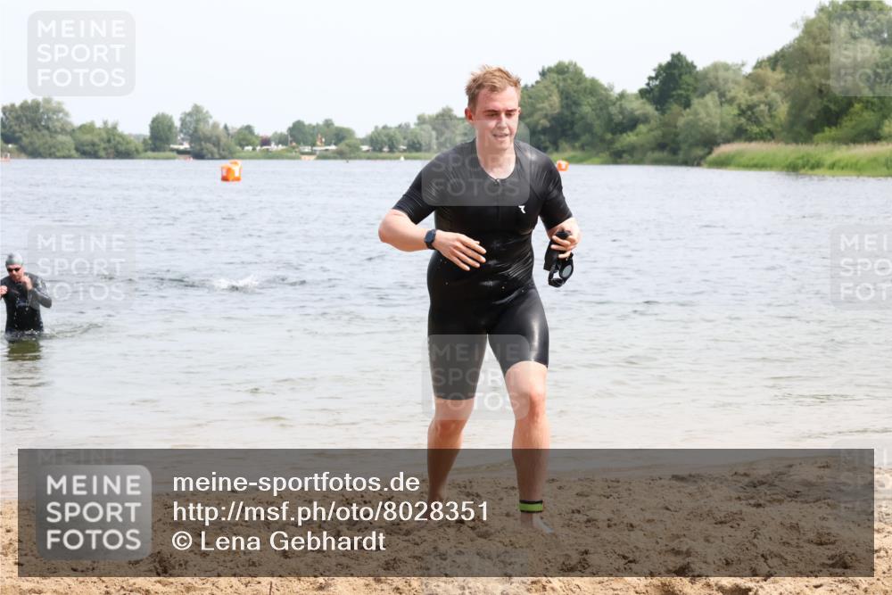 15.06.2025 - 27. Vierlanden-Triathlon Lena Gebhardt http://msf.ph/oto/8028351 15.06.2025 11:02:20 Schwimmen 687, 734, 851 meine-sportfotos.de