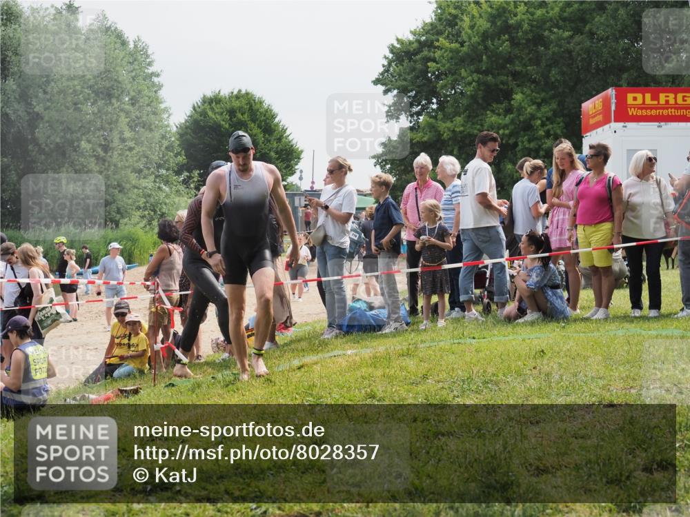 15.06.2025 - 27. Vierlanden-Triathlon KatJ http://msf.ph/oto/8028357 15.06.2025 11:02:45 Schwimmen 672, 696, 728, 868 meine-sportfotos.de