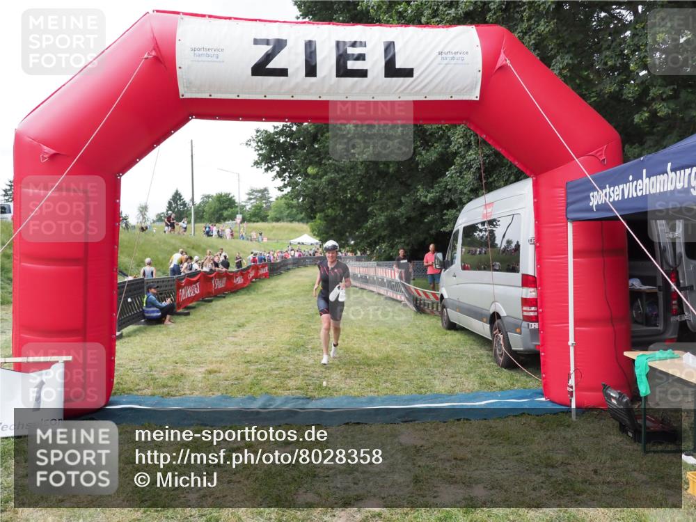 21.06.2025 - 27. Vierlanden-Triathlon MichiJ http://msf.ph/oto/8028358 15.06.2026 12:13:06 Ziel 252 meine-sportfotos.de