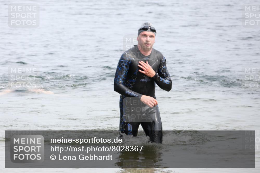 15.06.2025 - 27. Vierlanden-Triathlon Lena Gebhardt http://msf.ph/oto/8028367 15.06.2025 11:02:23 Schwimmen 687, 734 meine-sportfotos.de