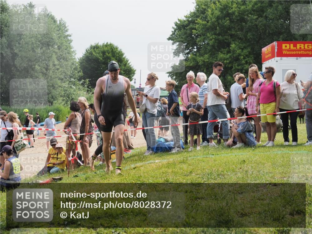 15.06.2025 - 27. Vierlanden-Triathlon KatJ http://msf.ph/oto/8028372 15.06.2025 11:02:45 Schwimmen 672, 696, 728, 868 meine-sportfotos.de