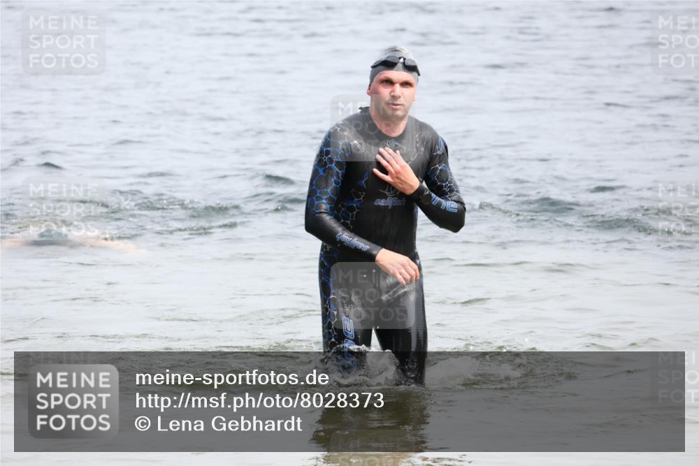 15.06.2025 - 27. Vierlanden-Triathlon Lena Gebhardt http://msf.ph/oto/8028373 15.06.2025 11:02:23 Schwimmen 687, 734 meine-sportfotos.de