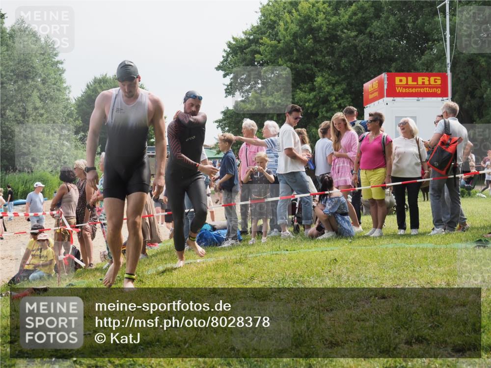 15.06.2025 - 27. Vierlanden-Triathlon KatJ http://msf.ph/oto/8028378 15.06.2025 11:02:47 Schwimmen 672, 696, 728, 868 meine-sportfotos.de