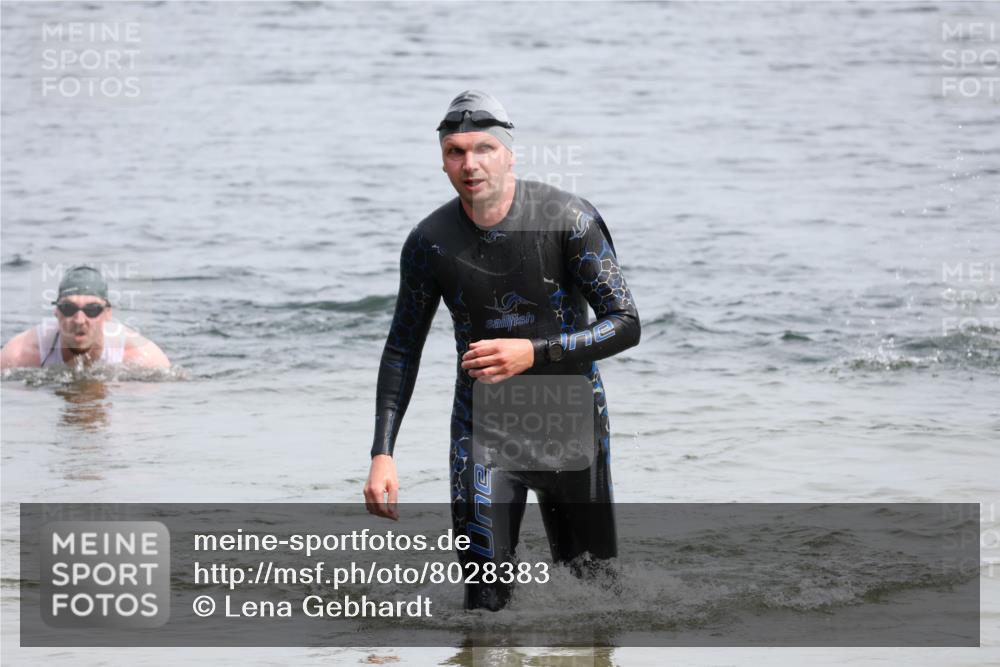 15.06.2025 - 27. Vierlanden-Triathlon Lena Gebhardt http://msf.ph/oto/8028383 15.06.2025 11:02:24 Schwimmen 687, 734 meine-sportfotos.de
