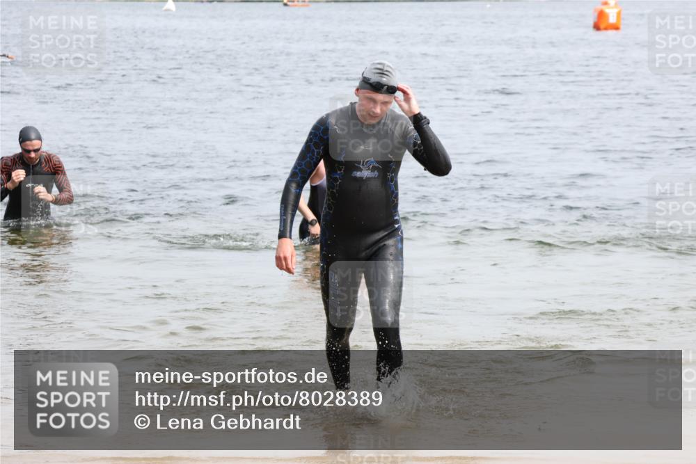 15.06.2025 - 27. Vierlanden-Triathlon Lena Gebhardt http://msf.ph/oto/8028389 15.06.2025 11:02:27 Schwimmen 687, 696, 734, 868 meine-sportfotos.de