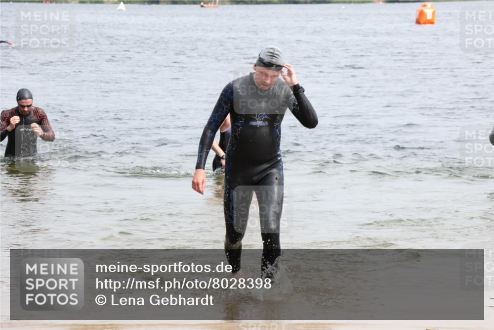 15.06.2025 - 27. Vierlanden-Triathlon Lena Gebhardt http://msf.ph/oto/8028398 15.06.2025 11:02:27 Schwimmen 687, 696, 734, 868 meine-sportfotos.de