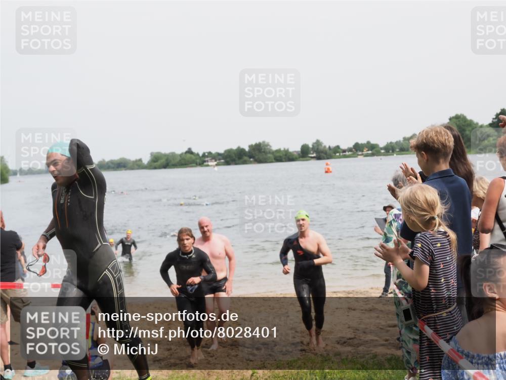 21.06.2025 - 27. Vierlanden-Triathlon MichiJ http://msf.ph/oto/8028401 15.06.2026 10:58:40 Schwimmen 636, 667, 684, 732, 743, 747 meine-sportfotos.de
