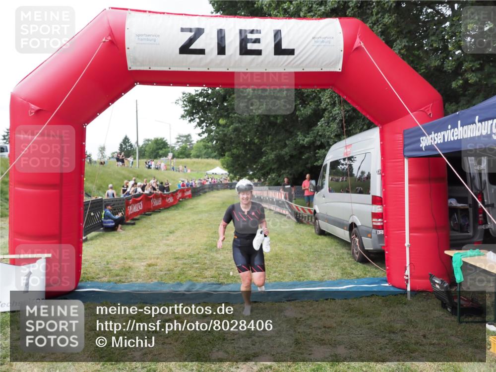 21.06.2025 - 27. Vierlanden-Triathlon MichiJ http://msf.ph/oto/8028406 15.06.2026 12:13:07 Ziel 252 meine-sportfotos.de