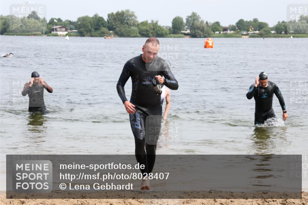 15.06.2025 - 27. Vierlanden-Triathlon Lena Gebhardt http://msf.ph/oto/8028407 15.06.2025 11:02:29 Schwimmen 687, 696, 868 meine-sportfotos.de