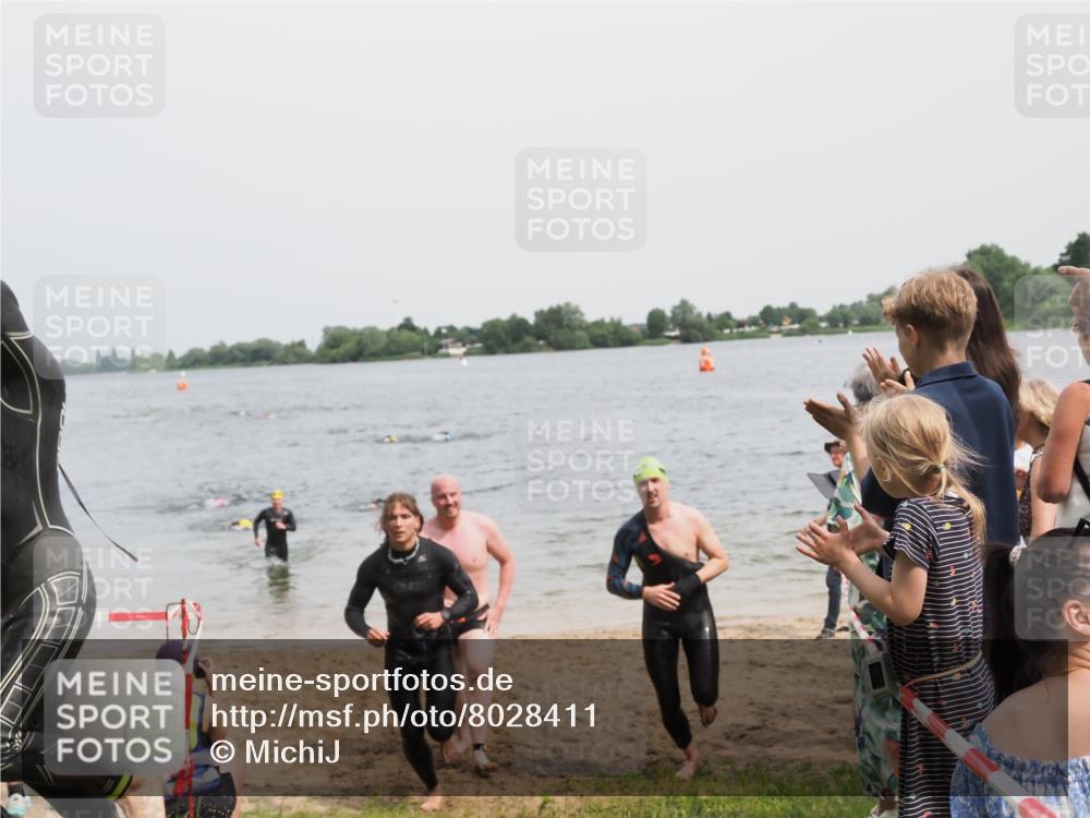 21.06.2025 - 27. Vierlanden-Triathlon MichiJ http://msf.ph/oto/8028411 15.06.2026 10:58:40 Schwimmen 636, 667, 684, 732, 743, 747 meine-sportfotos.de