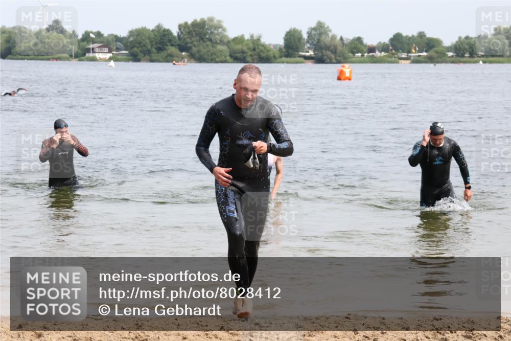 15.06.2025 - 27. Vierlanden-Triathlon Lena Gebhardt http://msf.ph/oto/8028412 15.06.2025 11:02:29 Schwimmen 687, 696, 868 meine-sportfotos.de
