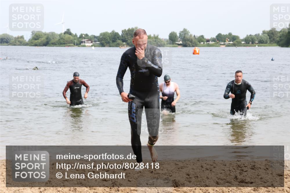 15.06.2025 - 27. Vierlanden-Triathlon Lena Gebhardt http://msf.ph/oto/8028418 15.06.2025 11:02:30 Schwimmen 687, 696, 868 meine-sportfotos.de