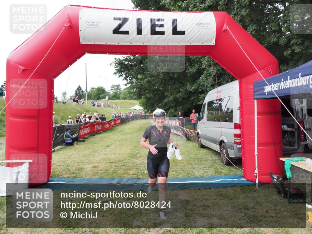 21.06.2025 - 27. Vierlanden-Triathlon MichiJ http://msf.ph/oto/8028424 15.06.2026 12:13:08 Ziel 252 meine-sportfotos.de