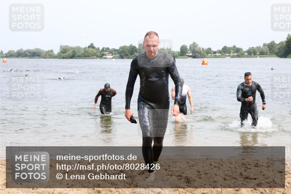 15.06.2025 - 27. Vierlanden-Triathlon Lena Gebhardt http://msf.ph/oto/8028426 15.06.2025 11:02:31 Schwimmen 672, 687, 696, 868 meine-sportfotos.de
