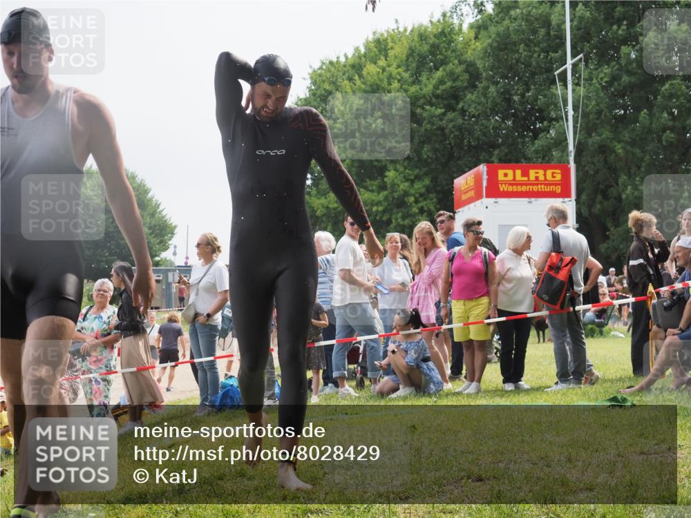 15.06.2025 - 27. Vierlanden-Triathlon KatJ http://msf.ph/oto/8028429 15.06.2025 11:02:49 Schwimmen 672, 728 meine-sportfotos.de
