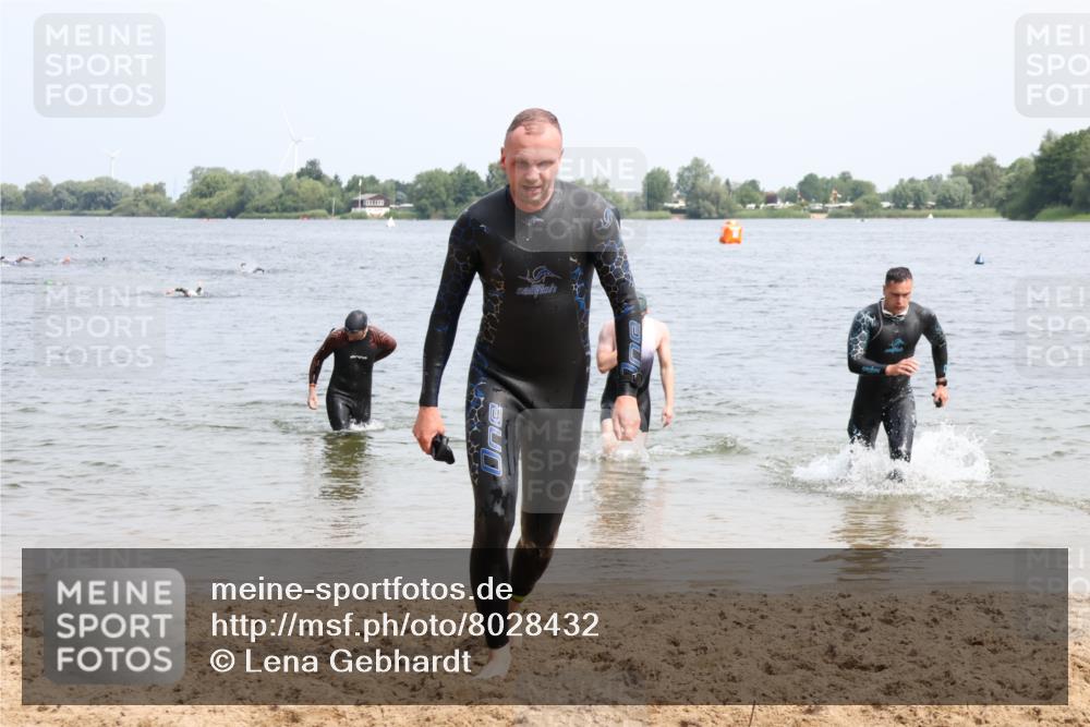 15.06.2025 - 27. Vierlanden-Triathlon Lena Gebhardt http://msf.ph/oto/8028432 15.06.2025 11:02:31 Schwimmen 672, 687, 696, 868 meine-sportfotos.de