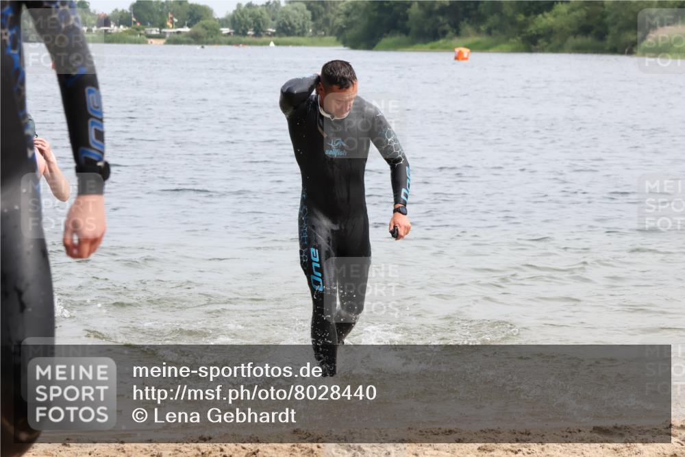 15.06.2025 - 27. Vierlanden-Triathlon Lena Gebhardt http://msf.ph/oto/8028440 15.06.2025 11:02:33 Schwimmen 672, 696, 728, 868 meine-sportfotos.de