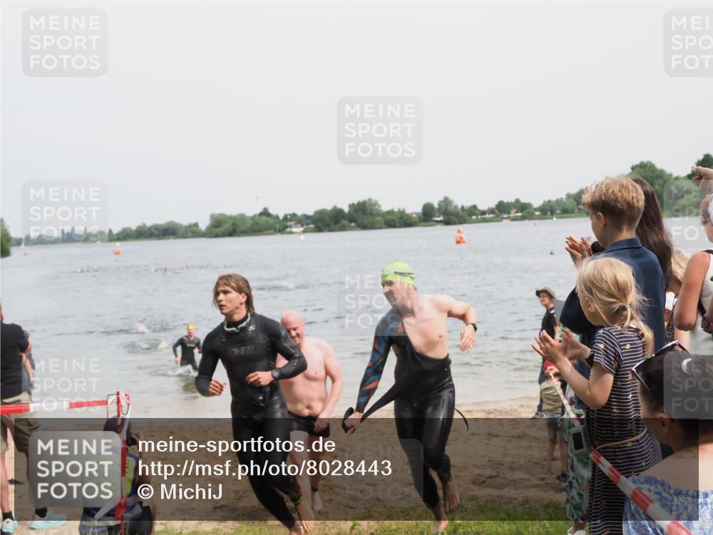 21.06.2025 - 27. Vierlanden-Triathlon MichiJ http://msf.ph/oto/8028443 15.06.2026 10:58:41 Schwimmen 636, 667, 684, 732, 743, 747 meine-sportfotos.de