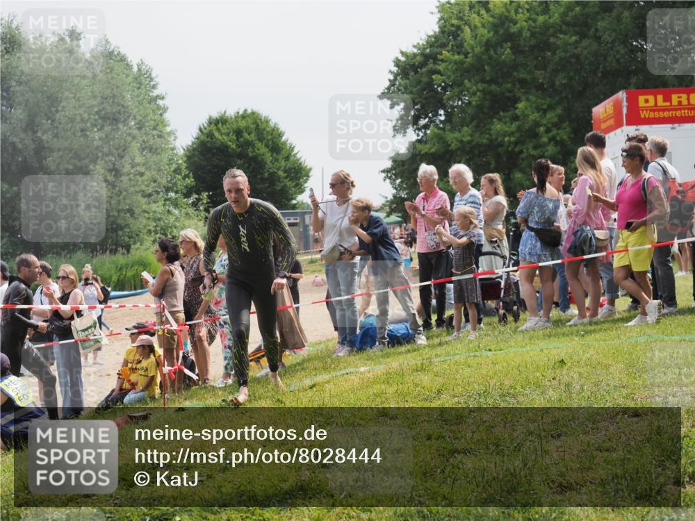 15.06.2025 - 27. Vierlanden-Triathlon KatJ http://msf.ph/oto/8028444 15.06.2025 11:03:29 Schwimmen 645, 793 meine-sportfotos.de