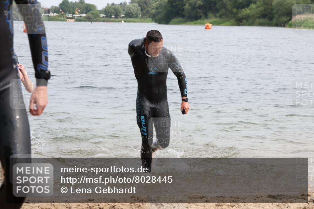 15.06.2025 - 27. Vierlanden-Triathlon Lena Gebhardt http://msf.ph/oto/8028445 15.06.2025 11:02:33 Schwimmen 672, 696, 728, 868 meine-sportfotos.de