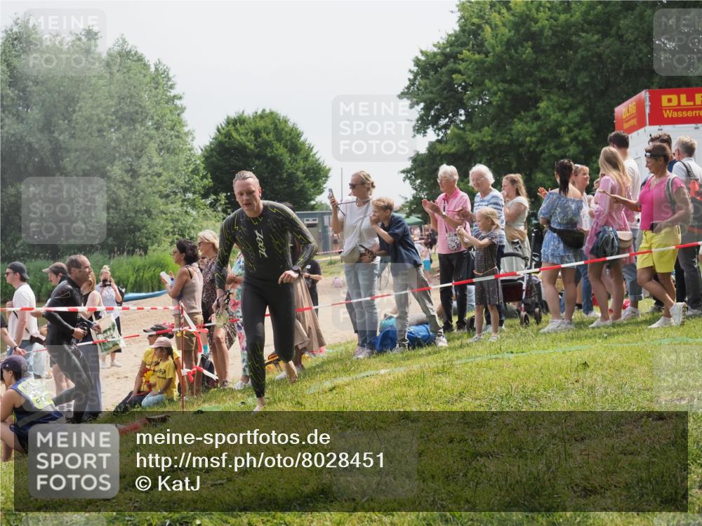 15.06.2025 - 27. Vierlanden-Triathlon KatJ http://msf.ph/oto/8028451 15.06.2025 11:03:29 Schwimmen 645, 793 meine-sportfotos.de