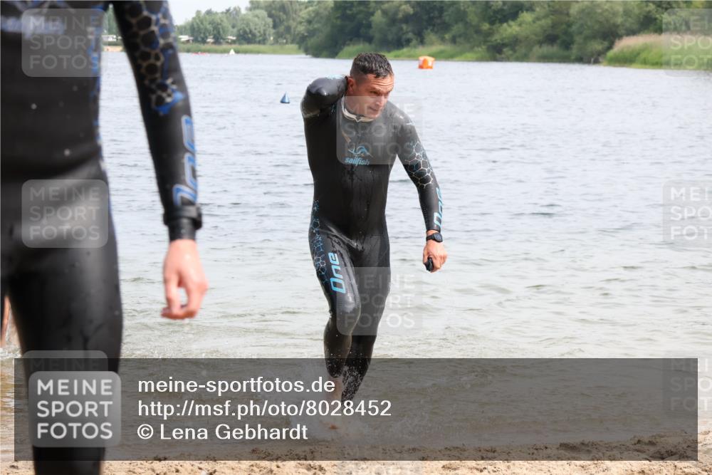 15.06.2025 - 27. Vierlanden-Triathlon Lena Gebhardt http://msf.ph/oto/8028452 15.06.2025 11:02:33 Schwimmen 672, 696, 728, 868 meine-sportfotos.de