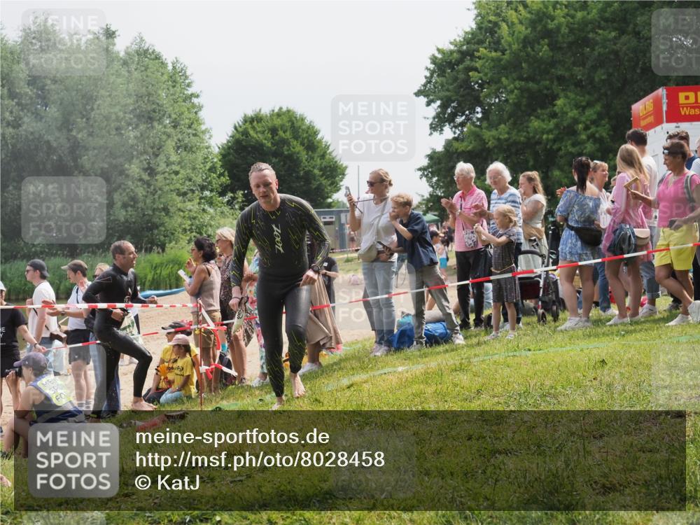 15.06.2025 - 27. Vierlanden-Triathlon KatJ http://msf.ph/oto/8028458 15.06.2025 11:03:29 Schwimmen 645, 793 meine-sportfotos.de