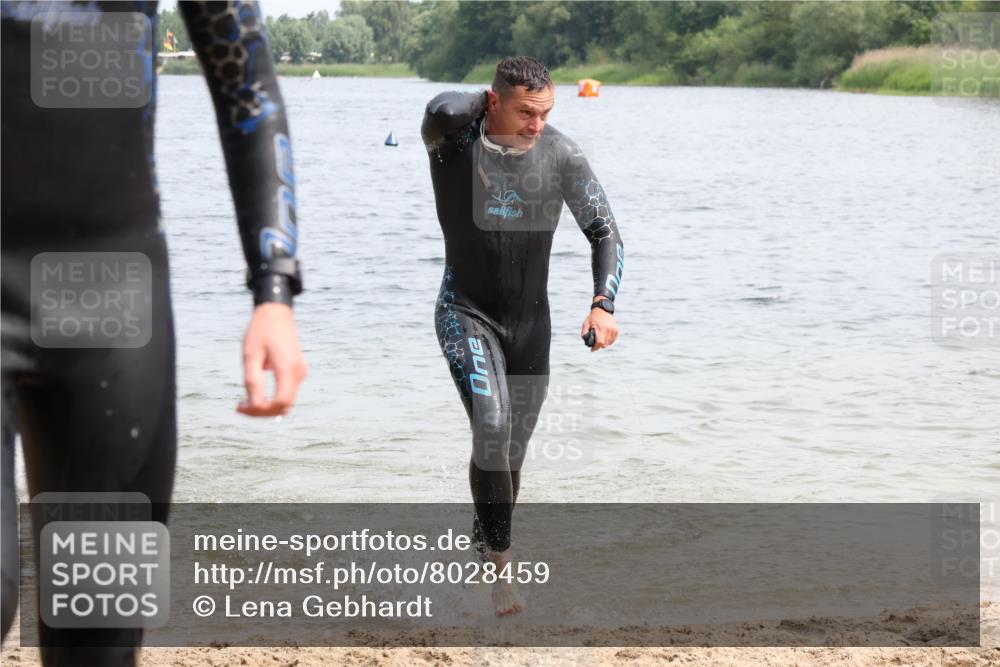 15.06.2025 - 27. Vierlanden-Triathlon Lena Gebhardt http://msf.ph/oto/8028459 15.06.2025 11:02:33 Schwimmen 672, 696, 728, 868 meine-sportfotos.de