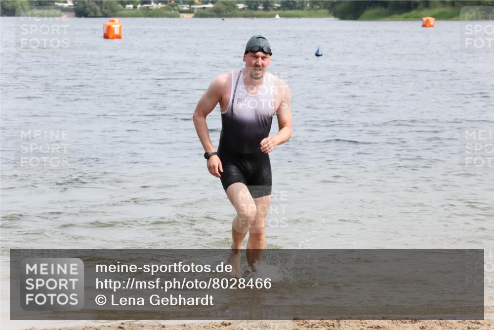 15.06.2025 - 27. Vierlanden-Triathlon Lena Gebhardt http://msf.ph/oto/8028466 15.06.2025 11:02:35 Schwimmen 672, 696, 728, 868 meine-sportfotos.de