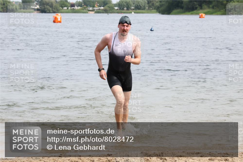15.06.2025 - 27. Vierlanden-Triathlon Lena Gebhardt http://msf.ph/oto/8028472 15.06.2025 11:02:35 Schwimmen 672, 696, 728, 868 meine-sportfotos.de