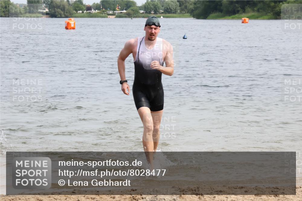15.06.2025 - 27. Vierlanden-Triathlon Lena Gebhardt http://msf.ph/oto/8028477 15.06.2025 11:02:35 Schwimmen 672, 696, 728, 868 meine-sportfotos.de