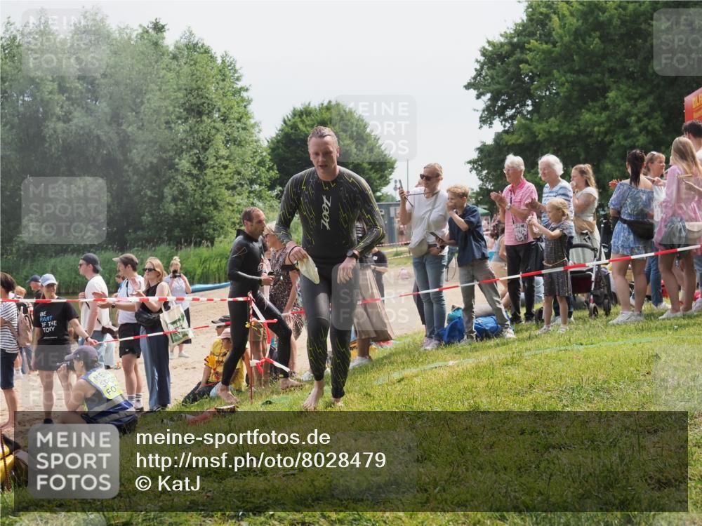 15.06.2025 - 27. Vierlanden-Triathlon KatJ http://msf.ph/oto/8028479 15.06.2025 11:03:29 Schwimmen 645, 793 meine-sportfotos.de