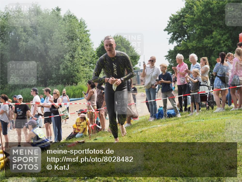 15.06.2025 - 27. Vierlanden-Triathlon KatJ http://msf.ph/oto/8028482 15.06.2025 11:03:29 Schwimmen 645, 793 meine-sportfotos.de