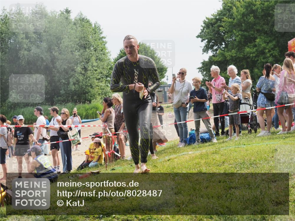 15.06.2025 - 27. Vierlanden-Triathlon KatJ http://msf.ph/oto/8028487 15.06.2025 11:03:30 Schwimmen 645, 766, 793, 810 meine-sportfotos.de