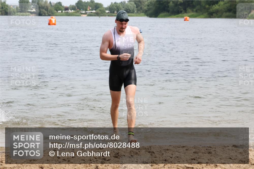 15.06.2025 - 27. Vierlanden-Triathlon Lena Gebhardt http://msf.ph/oto/8028488 15.06.2025 11:02:36 Schwimmen 672, 696, 728, 868 meine-sportfotos.de